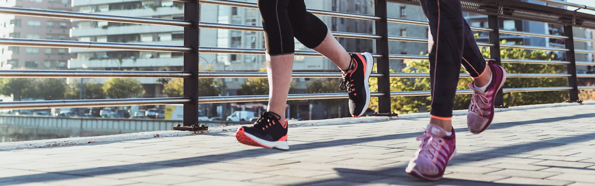 Personas disfrutando correr por tener los pies sanos y sin dolores